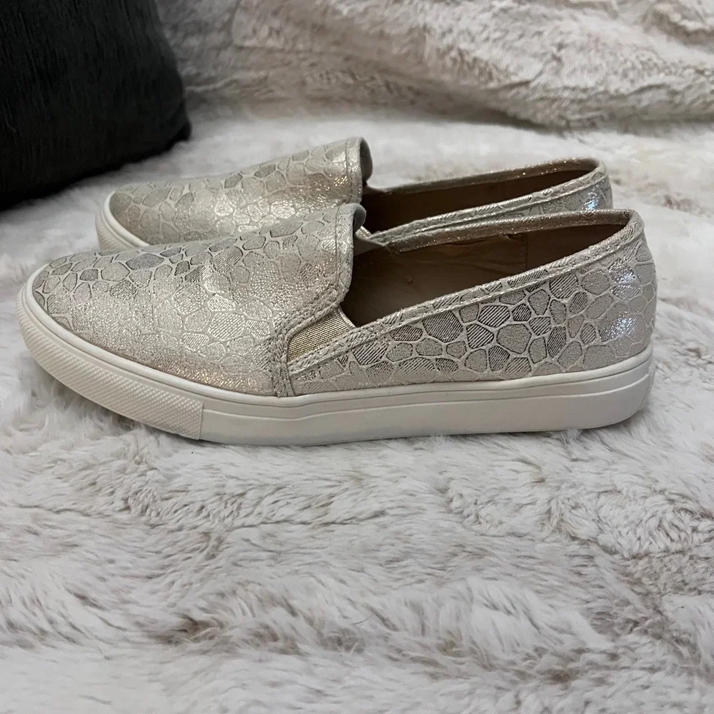 7 EXTREME by Eddie Marc Women's Slip On Sneakers Metallic Embossed Gold Silver 7